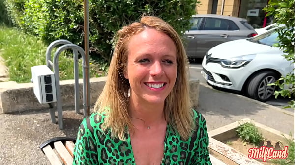 Julie, blonde coquine, réalise l'une de ses envies Part 1