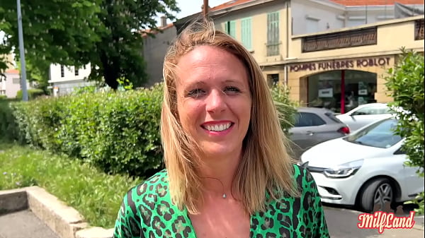 Julie, blonde coquine, réalise l'une de ses envies Part 1