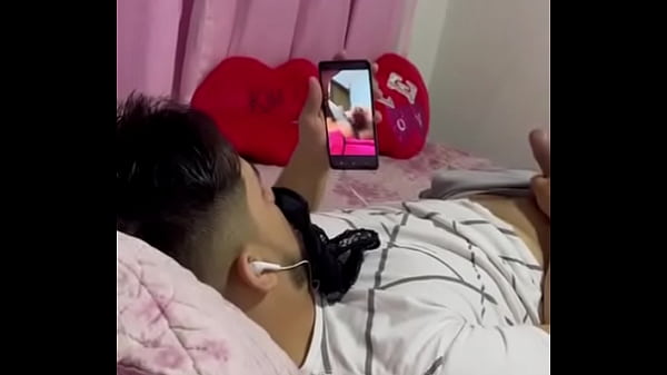 Me pilló masturbándome y me dio vagina como castigo