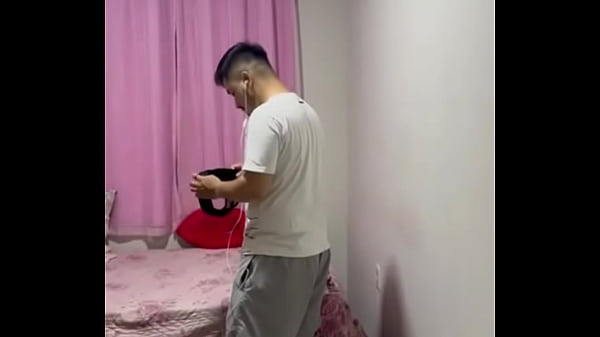 Me pilló masturbándome y me dio vagina como castigo