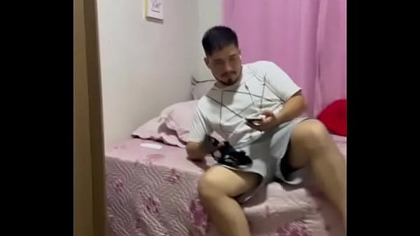 Me pilló masturbándome y me dio vagina como castigo