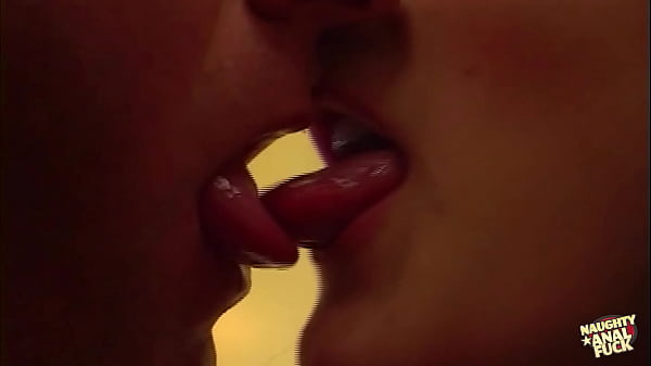 Sheena faz questão de espremer cada gota de esperma dele depois de fazer anal