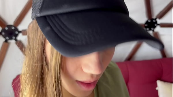 Estoy caliente y me follo a mi hermanastro hasta correrme