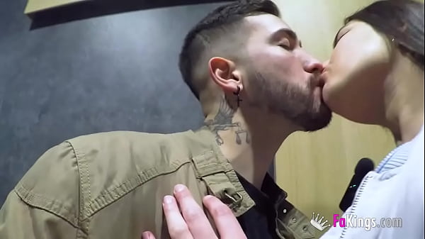 Sneaky fuck inside a mall: Nuria Millan knows how to roll!! :-D