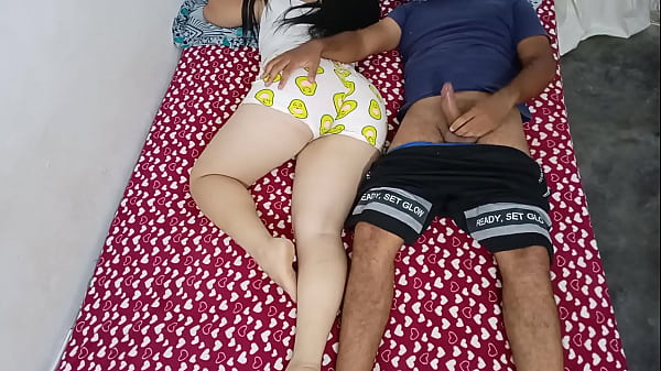 Fiquei para descansar no quarto da minha meia-irmã e tive que enfiar o pau nela, para evitar problemas tive que enfiar por trás, quase fui pego