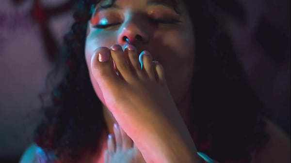 Kövér nő lábainak imádása: csiklandozás, nyalogatás és lábujjszopás