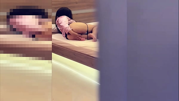 Espiando minha madrasta tarada, me masturbo nas costas dela sem que ela perceba.