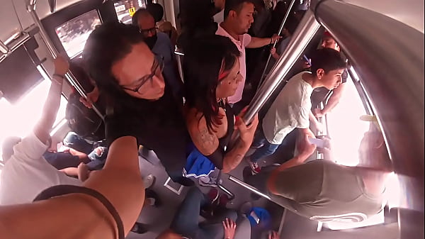 Llevaba un falda muy corta y no puede evitar rozarle mi verga en las nalgas, ARRIMONES CDMX