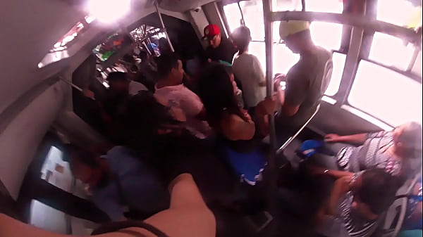 Llevaba un falda muy corta y no puede evitar rozarle mi verga en las nalgas, ARRIMONES CDMX