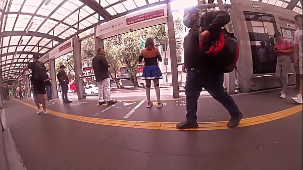 Llevaba un falda muy corta y no puede evitar rozarle mi verga en las nalgas, ARRIMONES CDMX