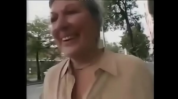 成熟したおばあちゃんは古い購入を犯されます XXX ビデオ