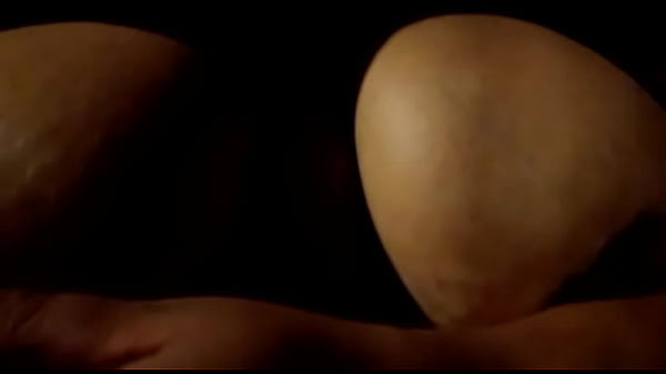 A cunhada toca os seios durante o banho