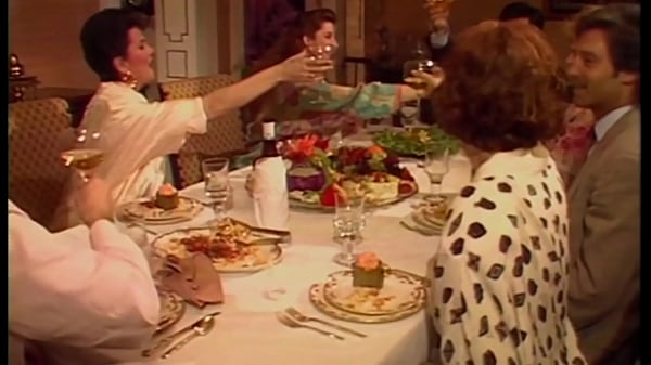 Casal vintage tem um jantar muito bom e emocionante juntos