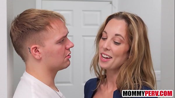 Step aunt blowing step nephew behind step mom's back