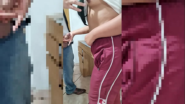 casero real. rapidín en el salón de clase. Se la chupo a mi profesor antes de que alguien nos vea en público