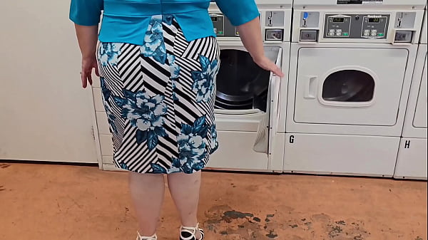 I let the maintenance guy see my legs & he got very horny and filled my pussy with his cum