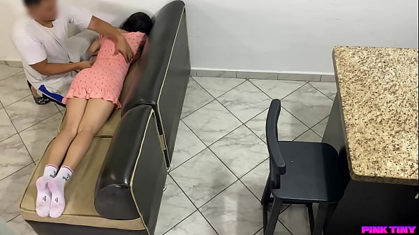 Meu tio me disse que me daria uma massagem e começou a tocar minha buceta mas eu me excitava