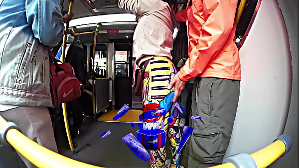 Culona con leggins me deja arrimarle la verga en el metrobus, me la puso tan dura que se la meti!