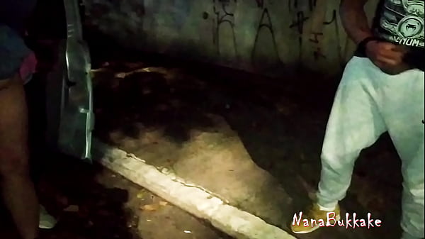 NanaBukkake - Dogging. Transando e chupando desconhecidos no meio da rua- Trailer