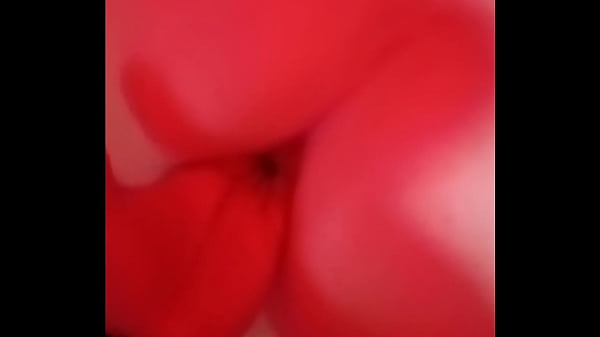 Le meto la mano por el culo a mi parienta hasta donde se puede sumisa