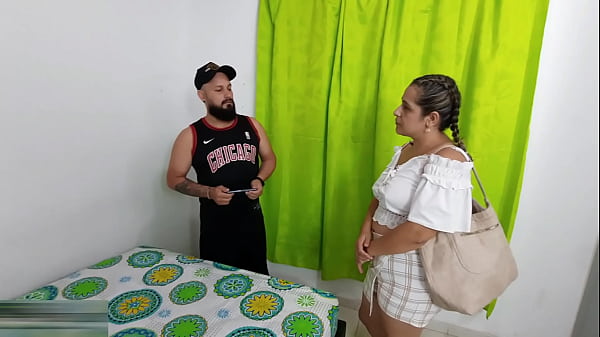 Tendo uma rica fantasia sexual com minha madrasta excitada