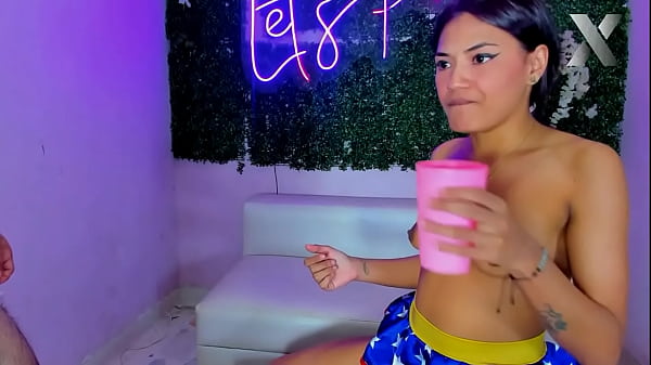 garoto rude fode a garganta dela e depois destrói massivamente a boca dela com o grande vibrador