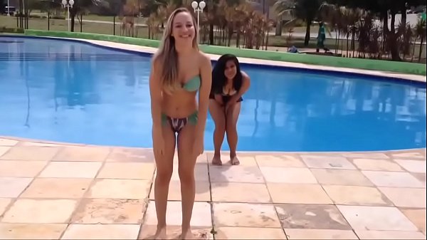 Best friends challenge in pool * BFF yoga challengs water ...