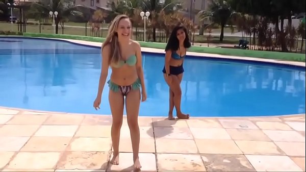 Best friends challenge in pool * BFF yoga challengs water ...