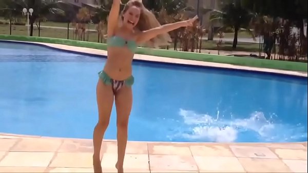 Best friends challenge in pool * BFF yoga challengs water ...