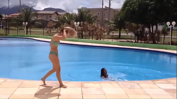 Best friends challenge in pool * BFF yoga challengs water ...