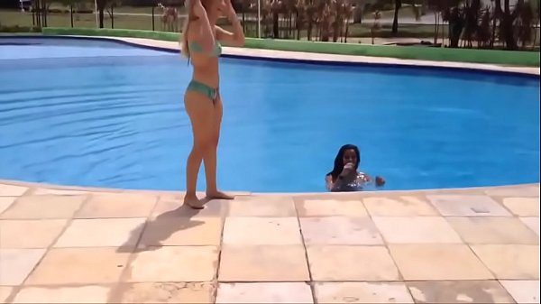 Best friends challenge in pool * BFF yoga challengs water ...