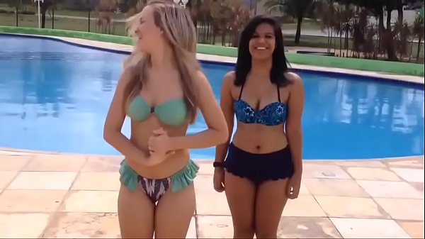 Best friends challenge in pool * BFF yoga challengs water ...