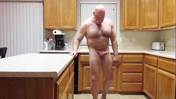 Tirando a roupa na cozinha.