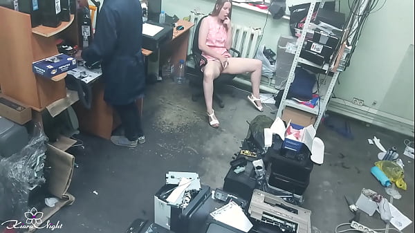 Blonde Viesje Masturbeert Publiek Voor Vreemde Man