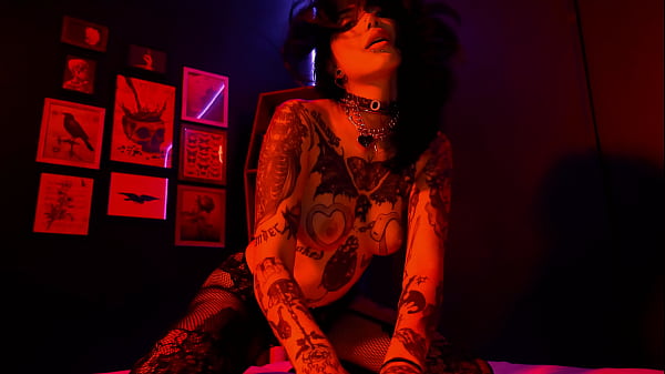 A encantadora tatuada Aurora Anarchy recebe uma deliciosa creampie