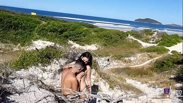 Turista Pede Informação e Ganha Foda Gostosa Na Praia