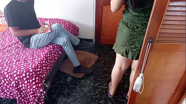 Follando con mi amigo gay a escondidas de mi esposo: aprovechando que no esta le muestro mi ropa interior a mi amigo y me folla aun que no le gusten las mujeres