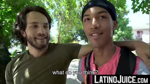 Izmos férfi kanosan megdugja a másik férfi tág lyukát