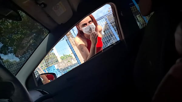 Pedindo informações na rua para uma bela mulher no ponto de ônibus!