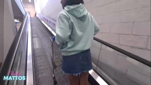 Fui ao mercado mas do meu jeito gozando no carro no meio da rua e no estacionamento