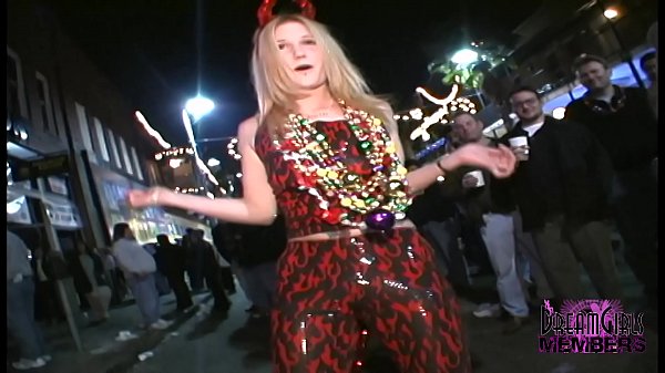 Eu deixo o clube e as meninas me mostram na rua