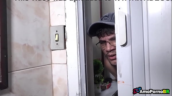 Mulher casada pedindo ajuda ao vizinho