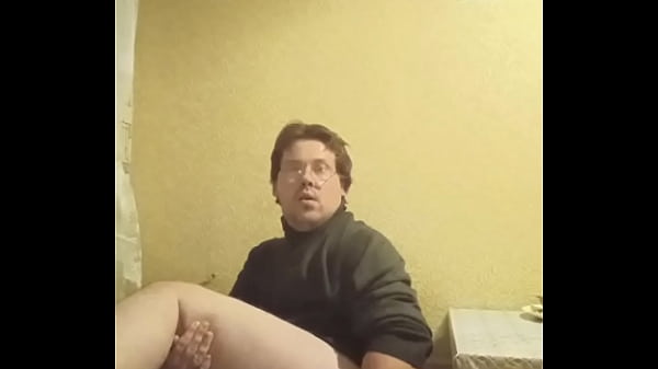 Amador gay com bunda e coxas grossas está fodendo sua bunda gostosa e tatuada!