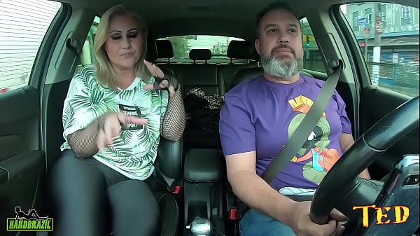 A mulher Ceasa vem com tudo de volta e apronta com os pedrestes pelada no carro - Andressa Sanchez