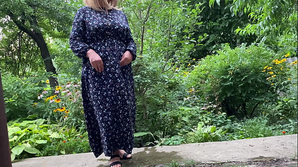 Gorgeous MILF helped a stranger pee outside and pee herself
