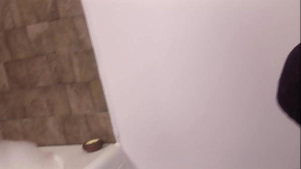 Kölcsönösen kielégítik egymást a fürdőkádban, majd 69-es pózt próbálnak ki