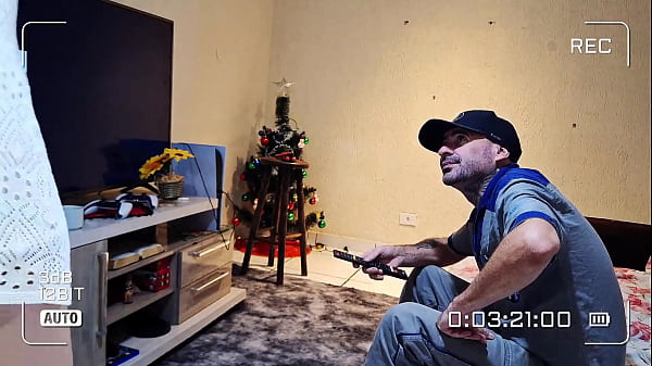 Gostosa atende manutencista de net em sua casa para consertar seu computador no quarto