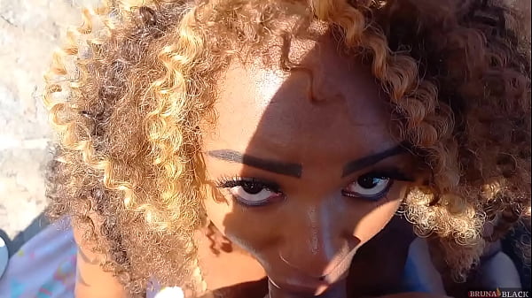 Bruna Black dá um show de sexo intenso na praia do nudismo  Rio de Janeiro  e atrai vários punheteiro que fica assistindo a danada sentar no pau. [sheer.com/brunablack]