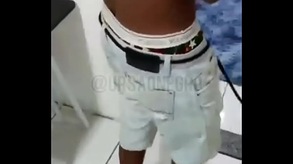 Novinho “hetero” curioso deu a bunda pela primeira vez para o amigo Pirocudo na minha casa e eu filmei tudo parte 1