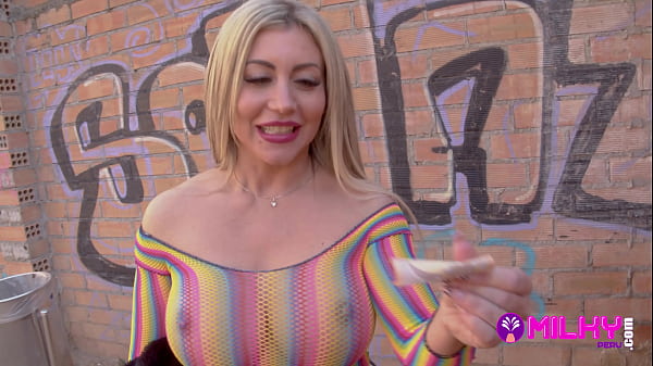 Fue un dia dificil para tener sexo, pero apareció una hermosa rubia tetona y la convenci de ir a mi departamento - Carla Boom